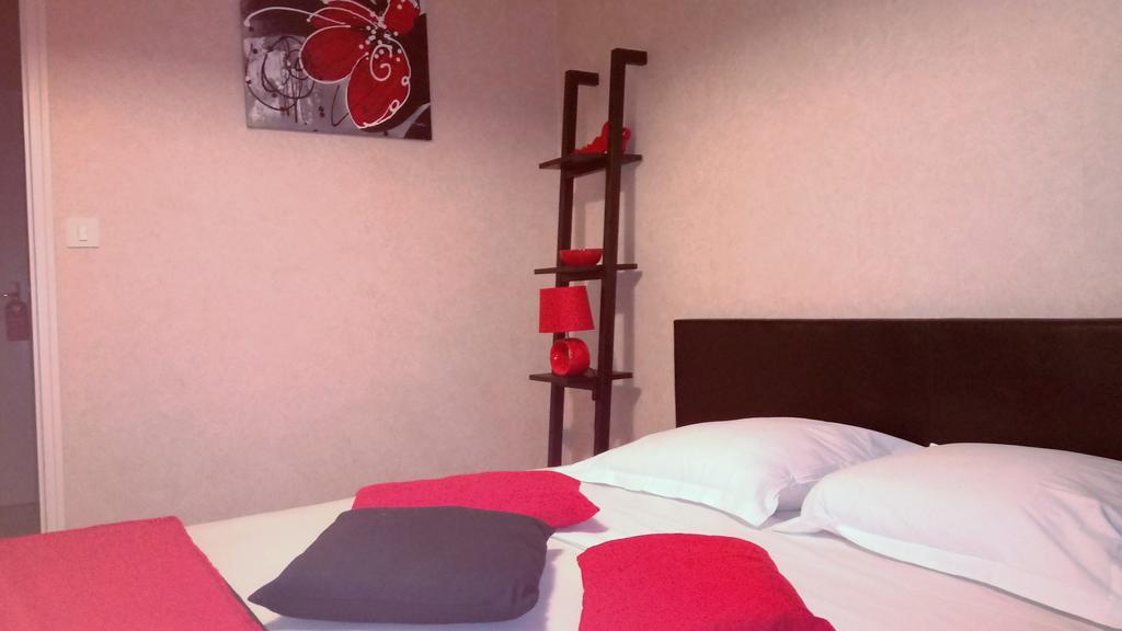 Hotel Montespan Lussac-les-Chateaux Luaran gambar