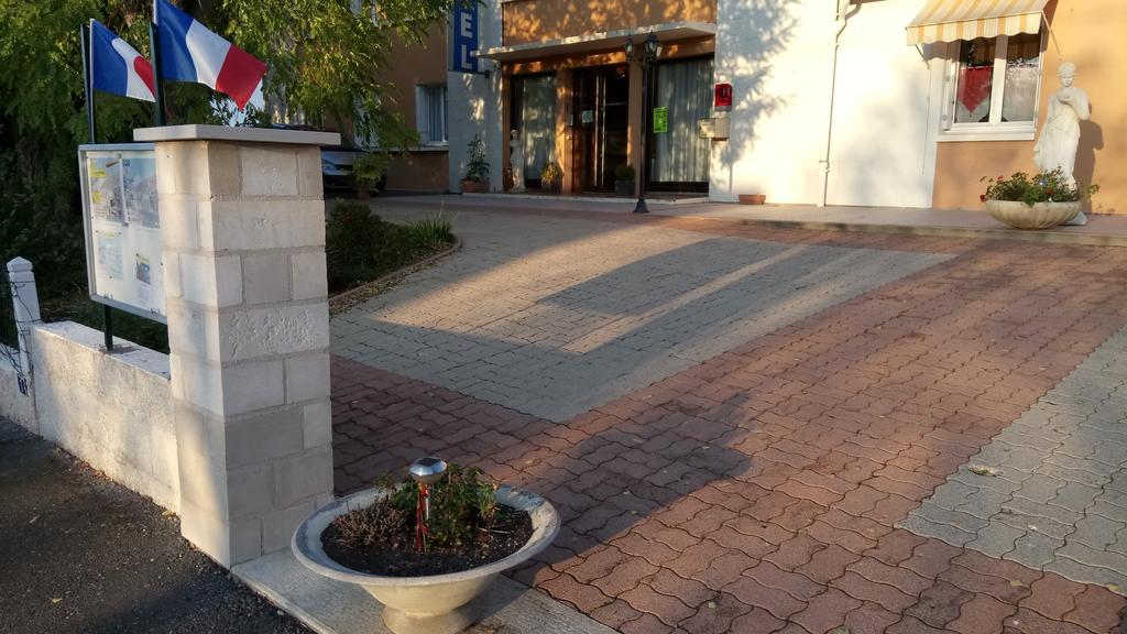 Hotel Montespan Lussac-les-Chateaux Luaran gambar