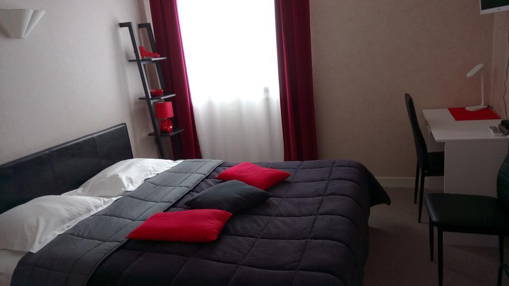 Hotel Montespan Lussac-les-Chateaux Luaran gambar