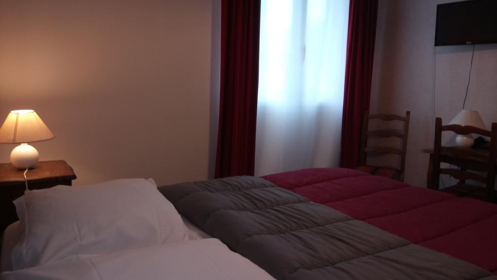 Hotel Montespan Lussac-les-Chateaux Luaran gambar