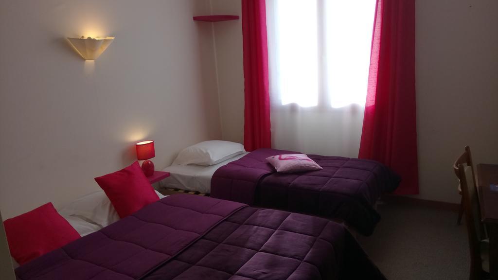 Hotel Montespan Lussac-les-Chateaux Luaran gambar