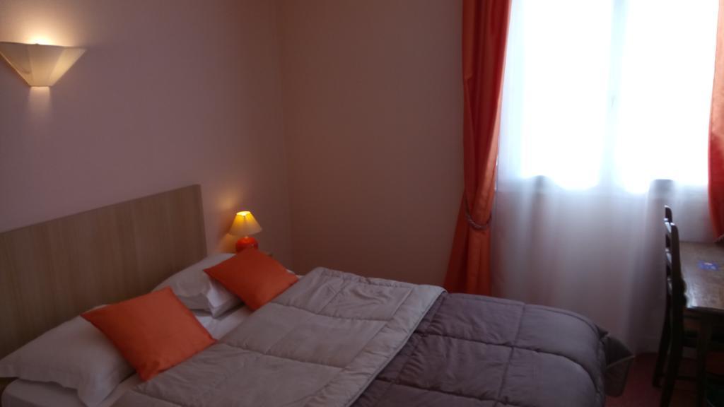 Hotel Montespan Lussac-les-Chateaux Luaran gambar