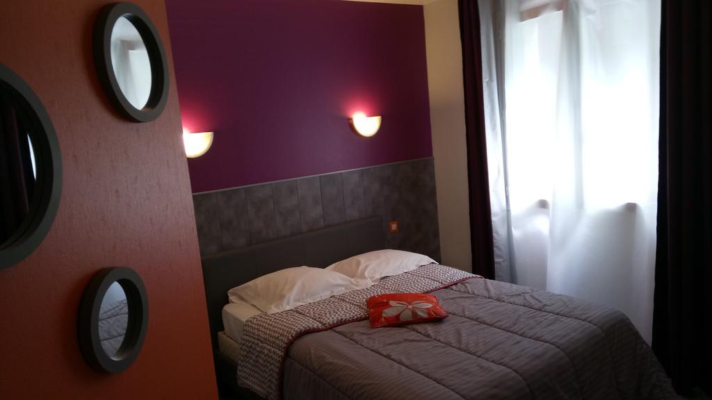 Hotel Montespan Lussac-les-Chateaux Luaran gambar