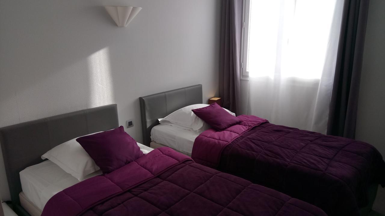 Hotel Montespan Lussac-les-Chateaux Luaran gambar