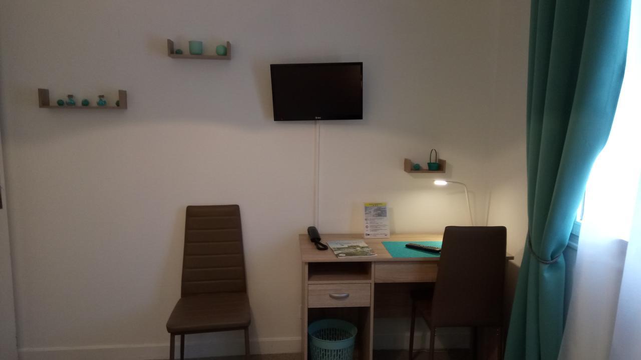 Hotel Montespan Lussac-les-Chateaux Luaran gambar