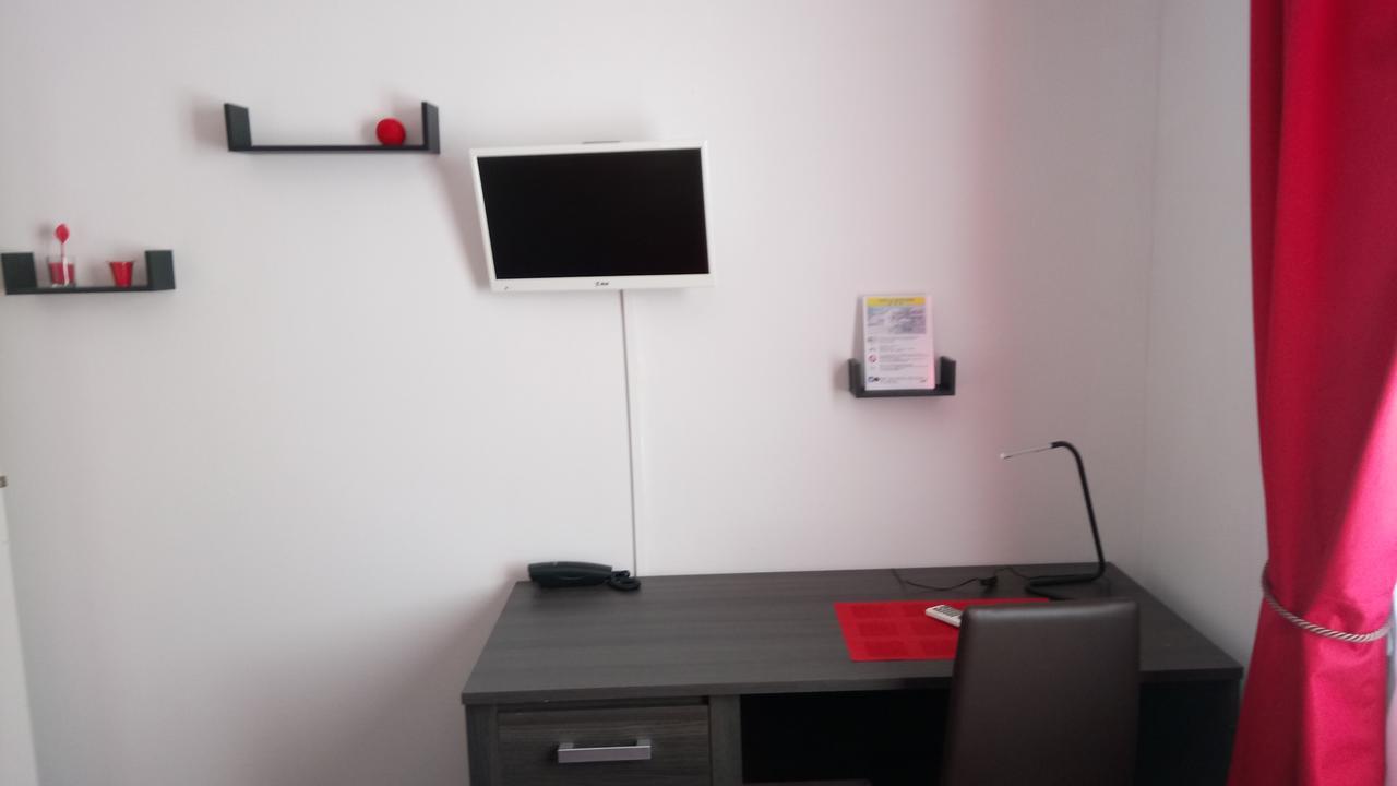 Hotel Montespan Lussac-les-Chateaux Luaran gambar