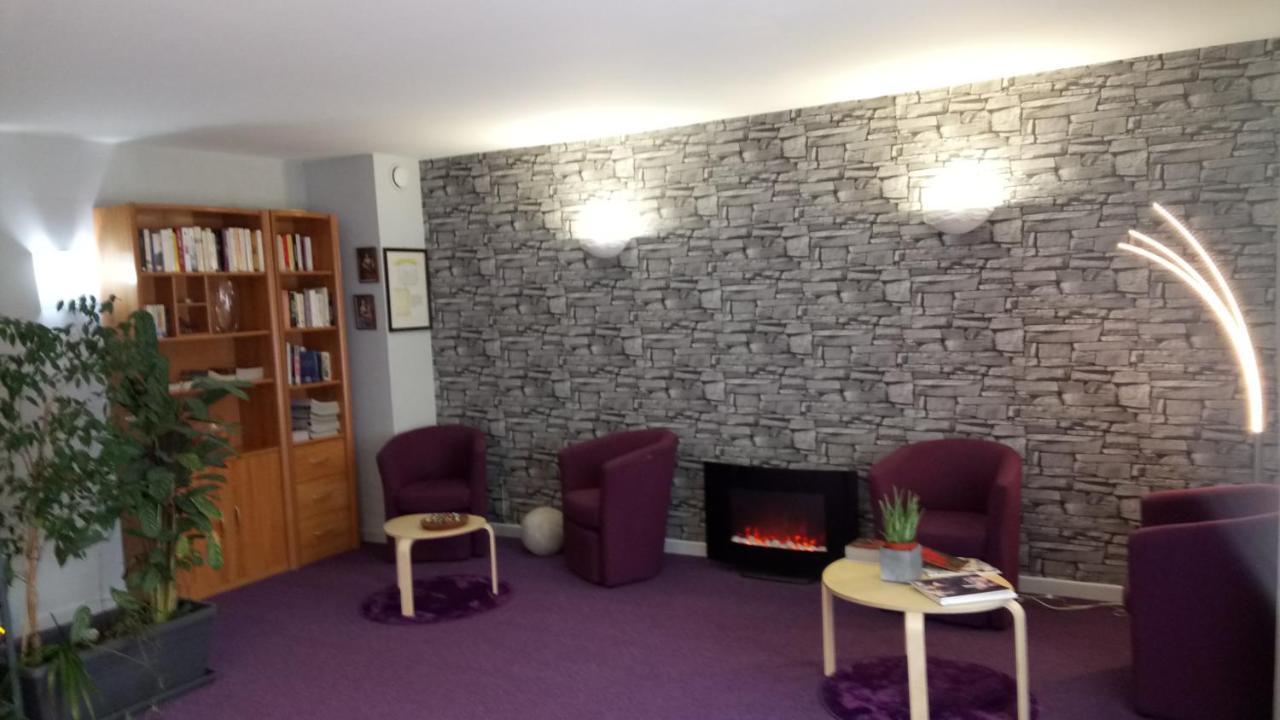 Hotel Montespan Lussac-les-Chateaux Luaran gambar