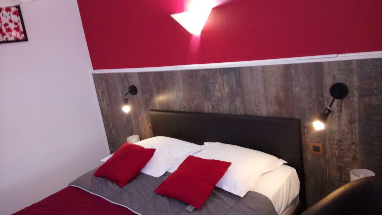 Hotel Montespan Lussac-les-Chateaux Luaran gambar